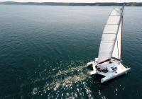 blu mare bianco vela di trimarano  a noleggio